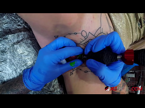 ❤️ Tsis tshua muaj tattooed hottie Sully Savage tau txais tattoo ntawm nws clitoris ❤️ Porno ntawm hmn.flvporn.ru% ib